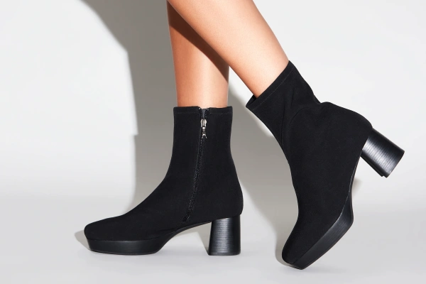 Chic Women's Boots: Stride with Style